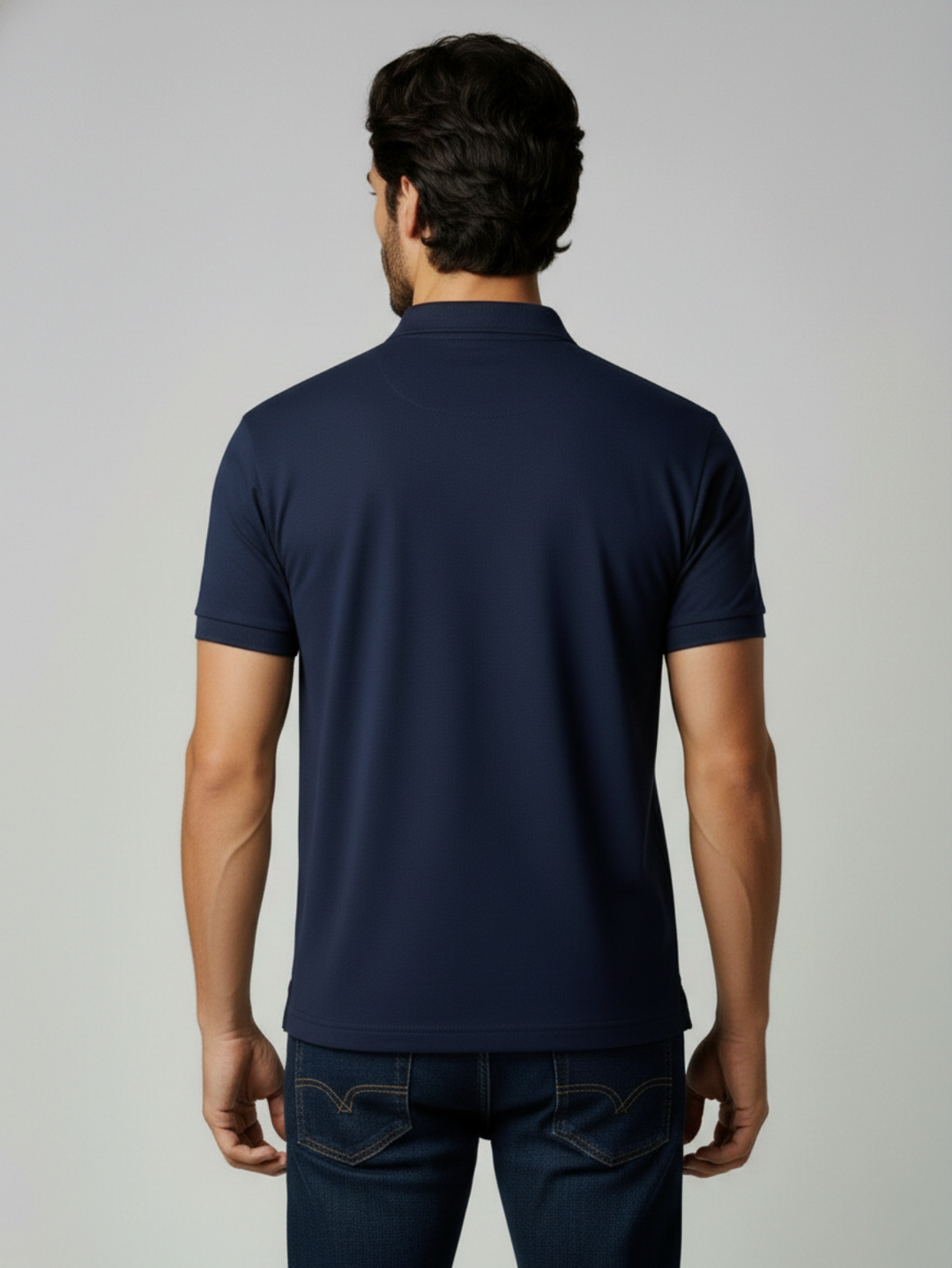 Polo NVTI UV50+ azul marinho detalhe da gola e bordado