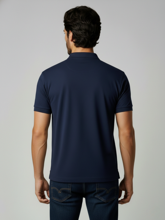 Polo NVTI UV50+ azul marinho detalhe da gola e bordado